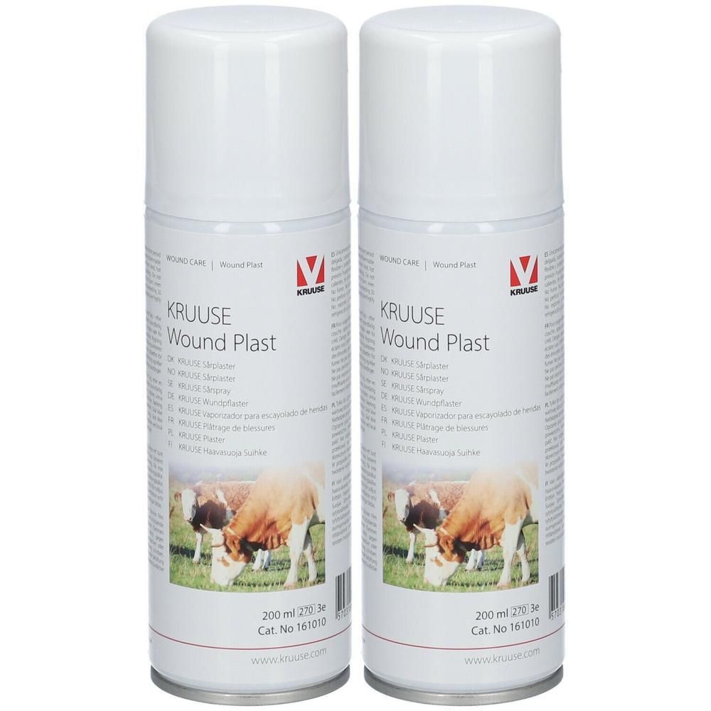 Zwei weiße Sprühdosen mit dem Aufdruck KRUUSE Wound Plast. Auf den Dosen sind Kühe auf einer Weide abgebildet. 200 ml.