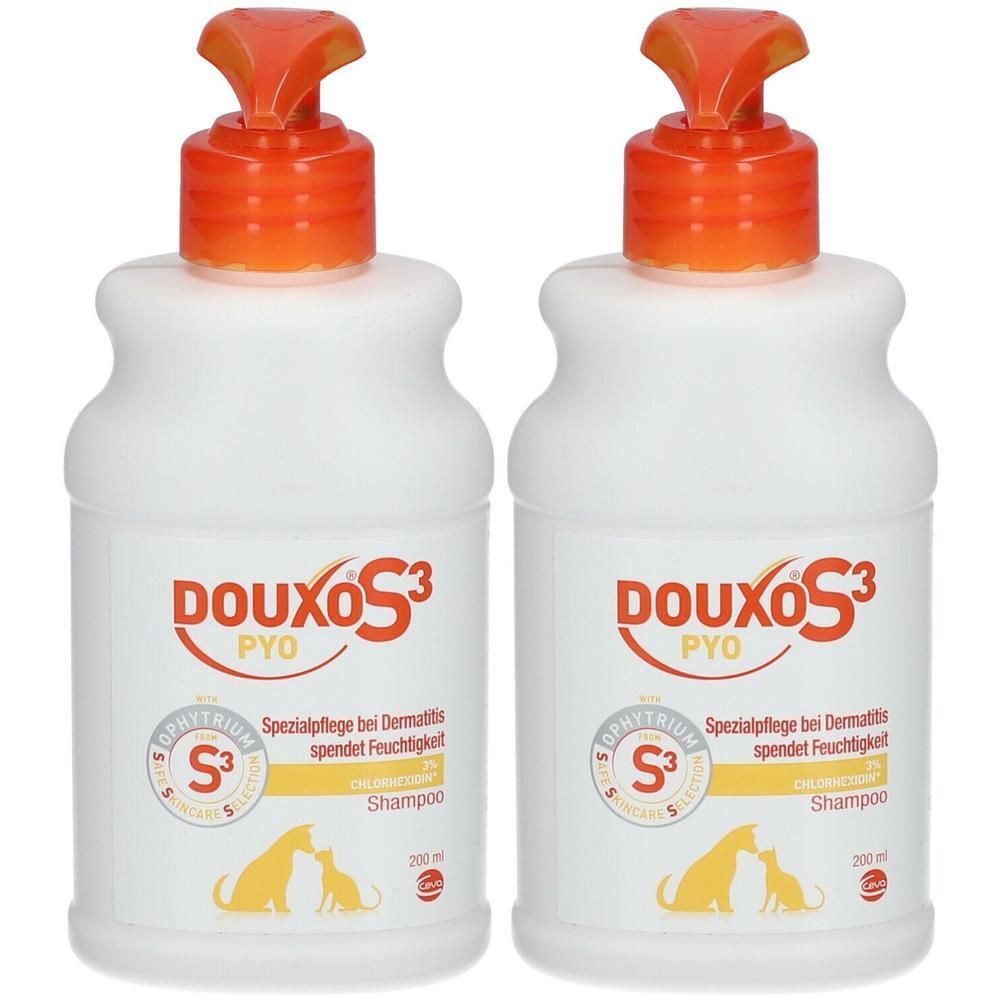 Zwei weiße Flaschen mit orangefarbenen Pumpköpfen. Aufschrift DOUXO S3 PYO, Spezialpflege, spendet Feuchtigkeit. Shampoo.