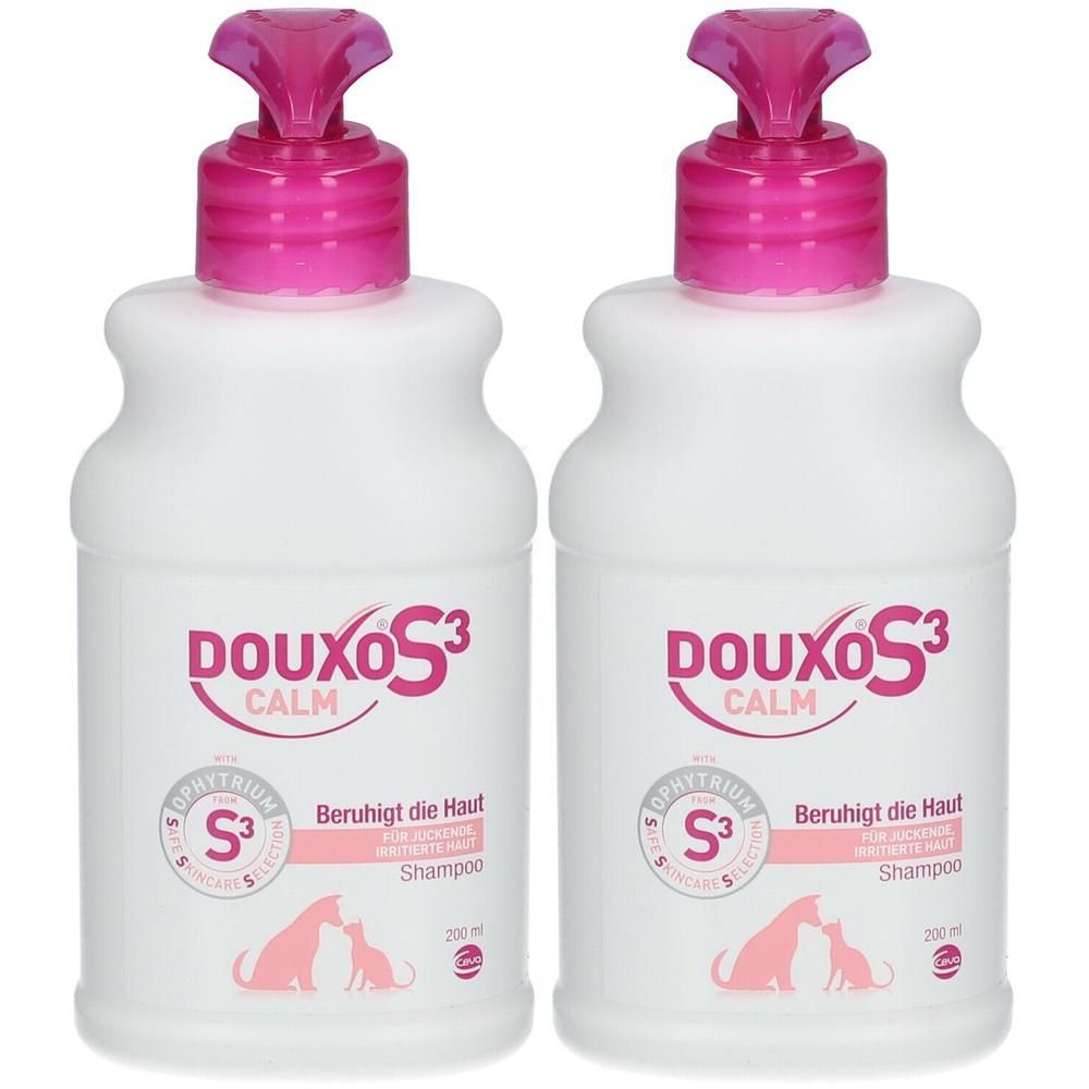 Zwei weiße Flaschen mit rosa Deckeln. Aufschrift: DOUXO S3 CALM. Text: Beruhigt die Haut. Abbildung: Hund und Katze.