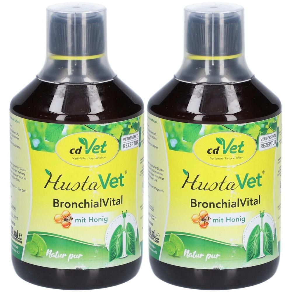 Zwei Flaschen mit brauner Flüssigkeit. Auf den Etiketten steht "HustaVet BronchialVital mit Honig". Das Logo zeigt "cd Vet".