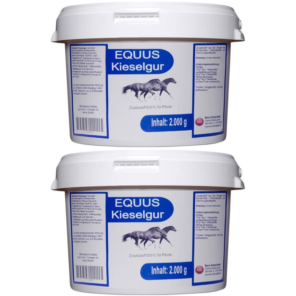 Zwei weiße Eimer mit blauen Etiketten. Aufschrift: EQUUS Kieselgur. Zwei Pferde-Silhouette. Inhalt: 2.000 g.