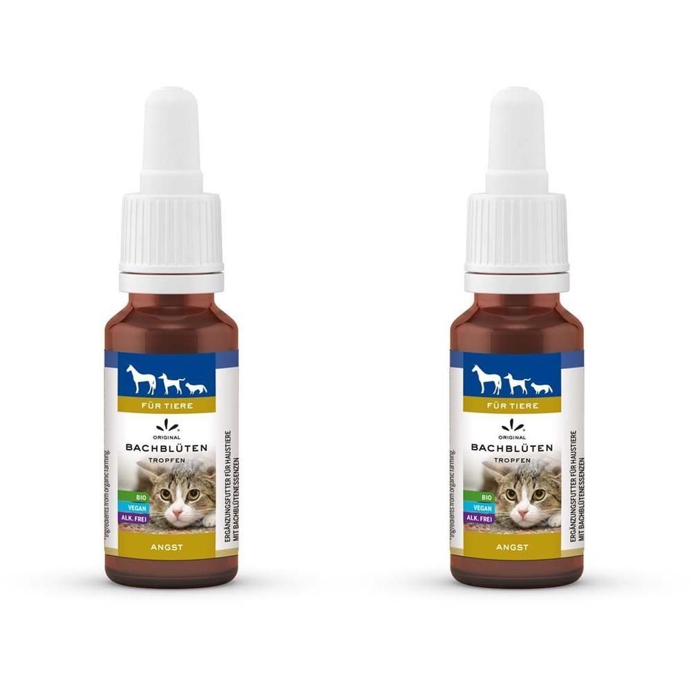 Zwei braune Tropfenflaschen mit weißem Verschluss. Etikett mit Produktinformationen und Katze. Aufschrift: BACHBLÜTEN, Angst.