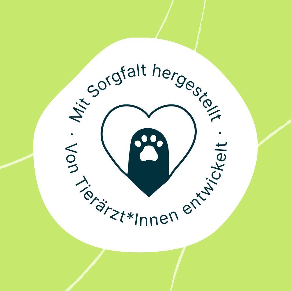 Logo mit Text: Mit Sorgfalt hergestellt. Von Tierärzt*Innen entwickelt. Pfotenabdruck im Herz.