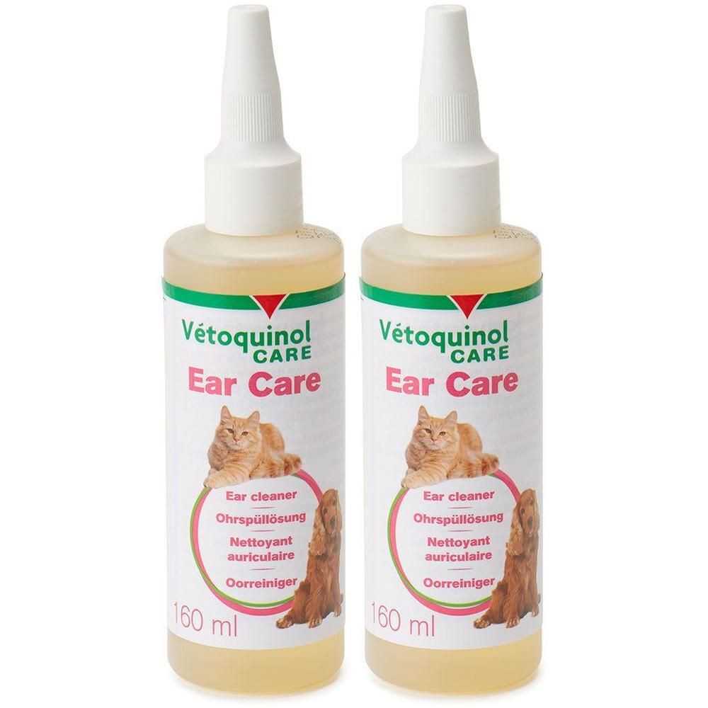 Zwei Flaschen Ohrreinigungslösung. Aufschrift: Vétoquinol CARE Ear Care. Abbildung einer Katze und eines Hundes. Volumen: 160 ml.
