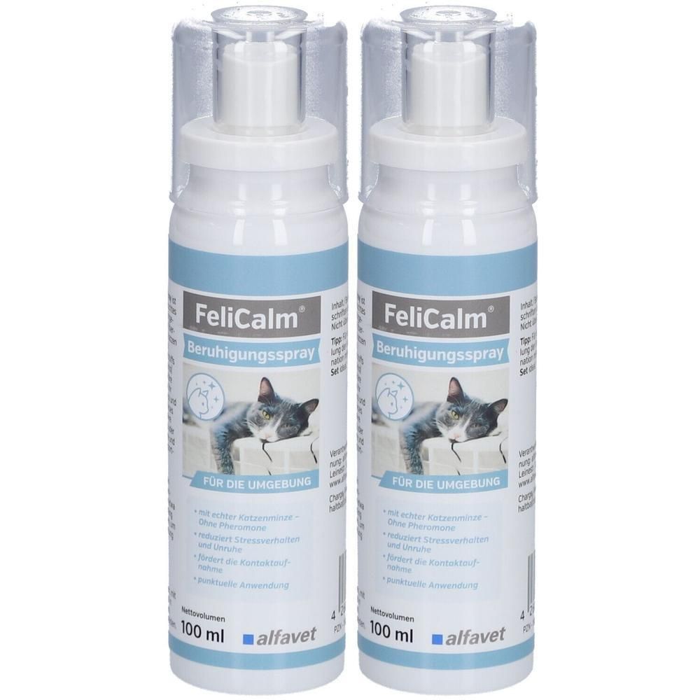 Zwei weiße Sprühflaschen mit blauem Etikett. Aufschrift: FeliCalm Beruhigungsspray. Abbildung einer Katze. Mit transparenter Schutzkappe.