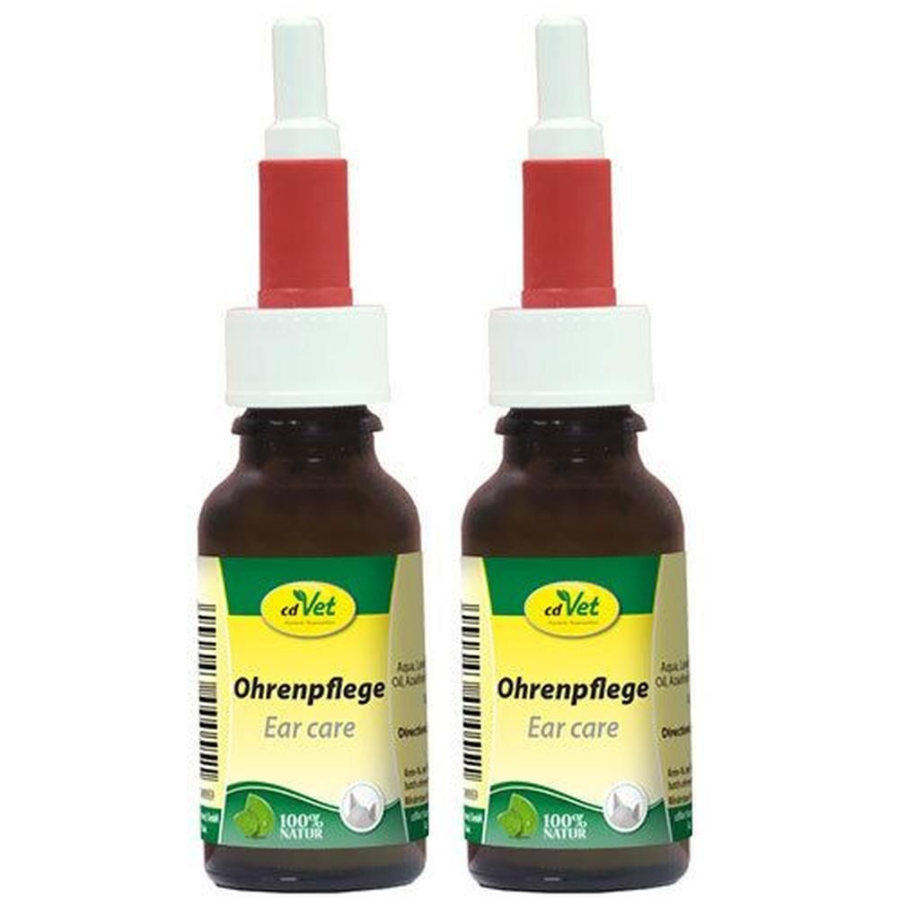 Zwei braune Flaschen mit weißen und roten Tropfern. Auf den Etiketten steht "cd Vet Ohrenpflege Ear care" und ein Natur-Logo.