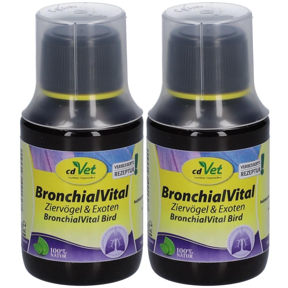 Zwei Flaschen BronchialVital für Ziervögel und Exoten. Schwarze Flaschen mit gelben Etiketten und transparenten Kappen. Aufschrift: cdVet.