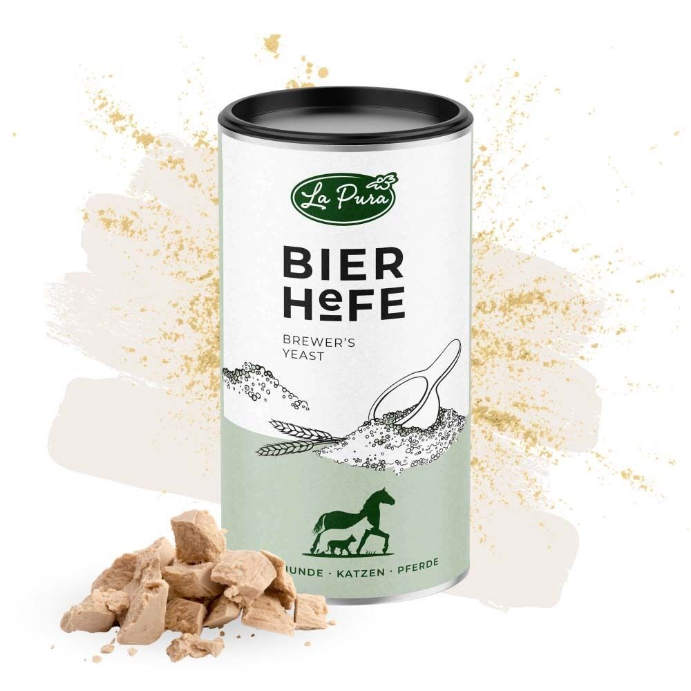 Zylindrische Dose mit schwarzem Deckel. Text: La Pura Bierhefe, Brewer's Yeast. Haufen von Bierhefe daneben.