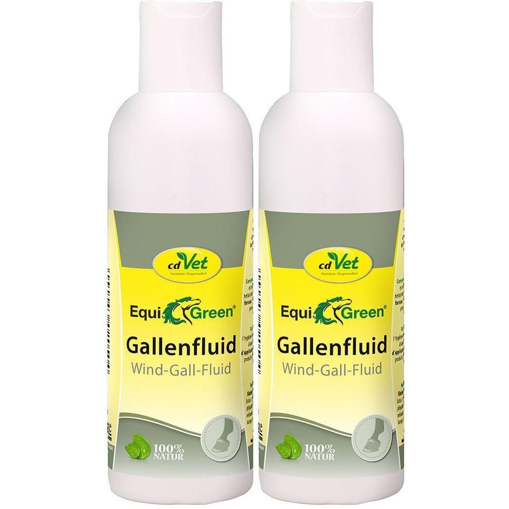 Zwei weiße Flaschen mit gelb-grünen Etiketten. Aufschrift: cd Vet EquiGreen Gallenfluid. Mit Logo und Text: 100% Natur.