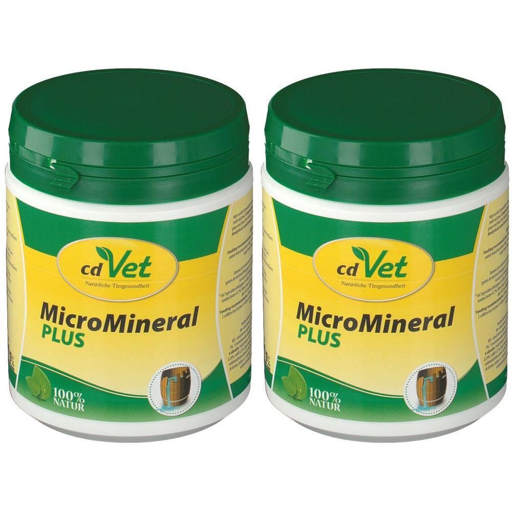 Zwei grüne und weiße Dosen mit dem Etikett "MicroMineral PLUS". Aufschrift "cdVet" und "100% Natur".