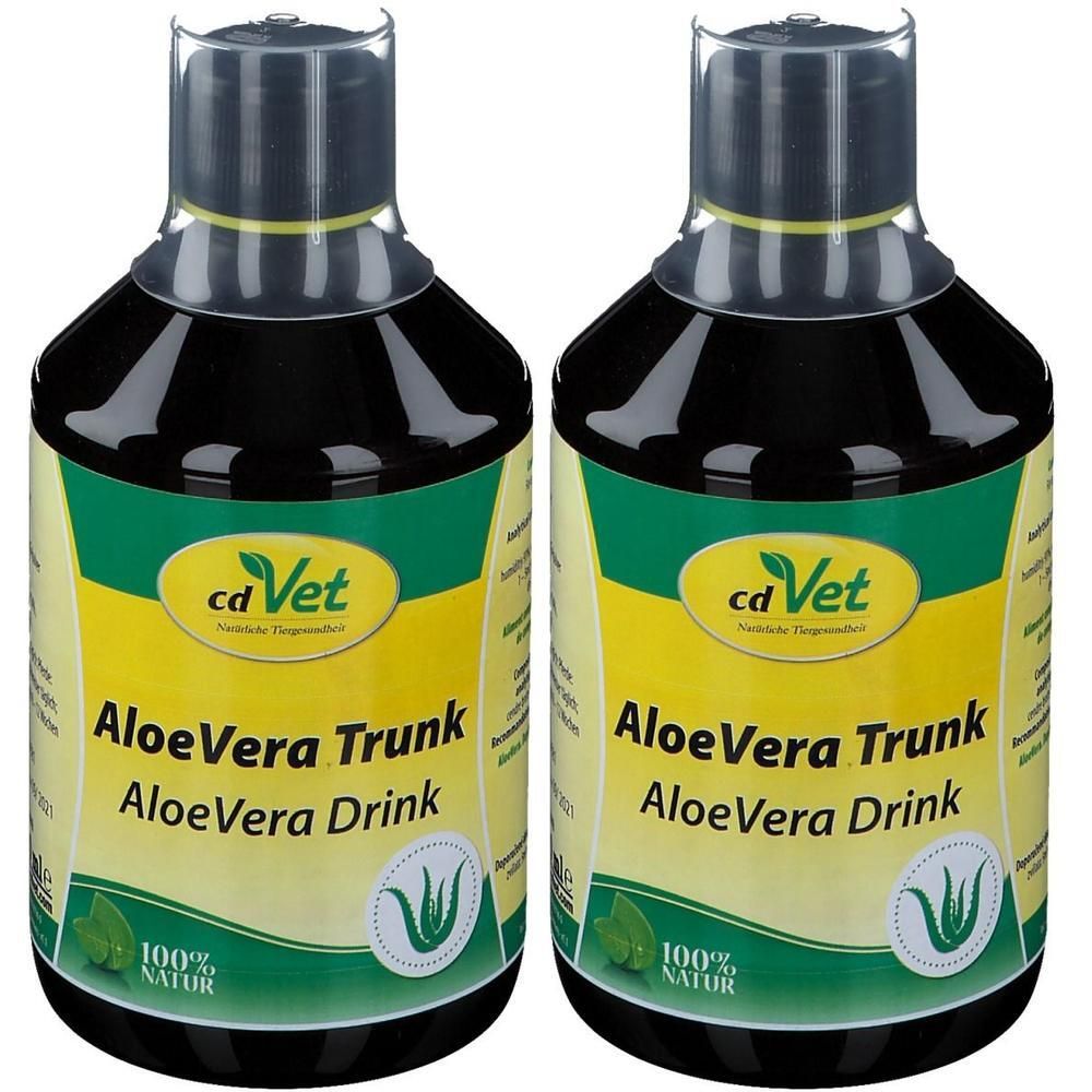 Zwei Flaschen Aloe Vera Trunk. Gelb-grüne Etiketten mit Text und Logo. Schwarze Flüssigkeit, transparente Kappen.