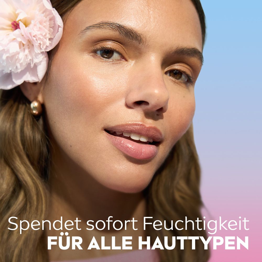 Porträt einer Frau mit strahlender Haut, NIVEA Pflegender Toner Rose im Hintergrund.