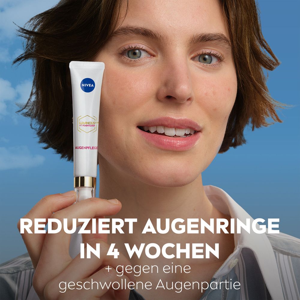 Frau hält NIVEA LUMINOUS630® Augenpflege Tube vor blauem Himmel. Text: Reduziert Augenringe in 4 Wochen.