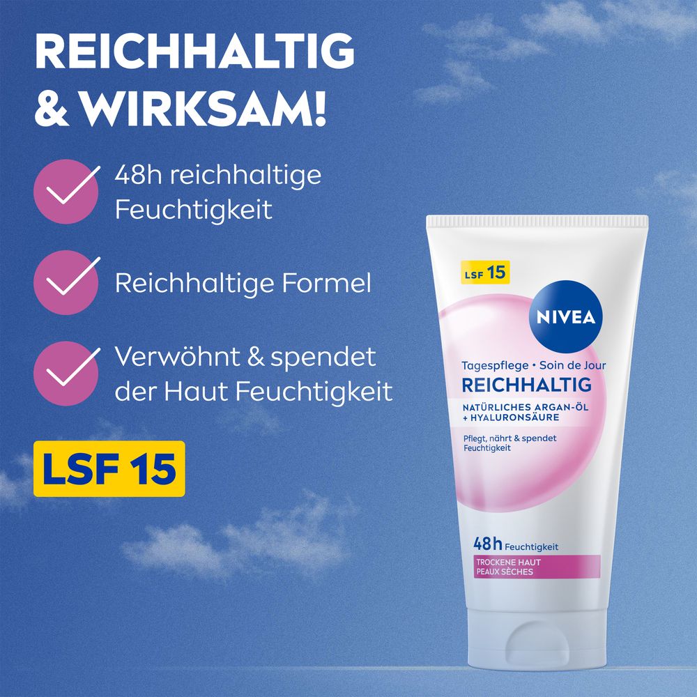 NIVEA Reichhaltige Tagespflege mit LSF 15, 50ml Tube vor blauem Himmel.