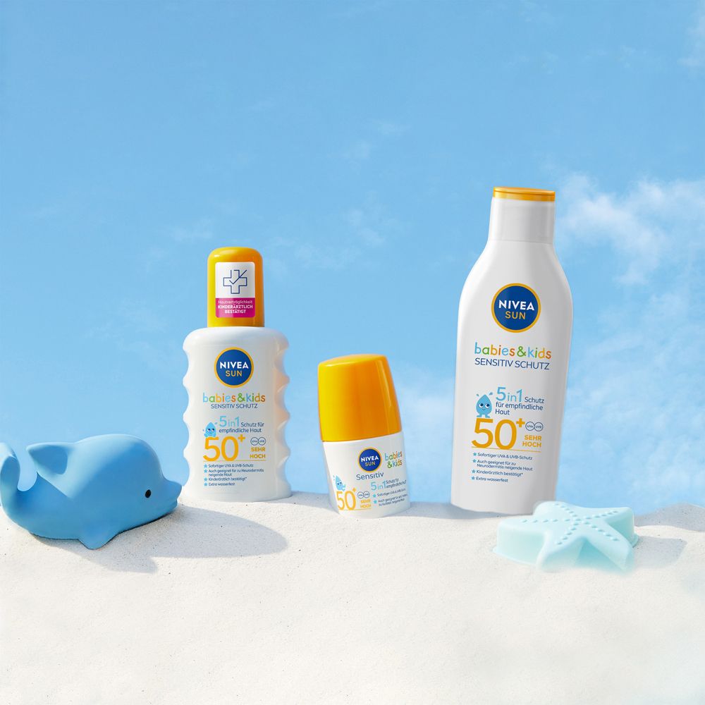 Nivea Sun Babies & Kids Sensitive Schutz LSF 50+ Produkte am Strand mit Spielzeug.