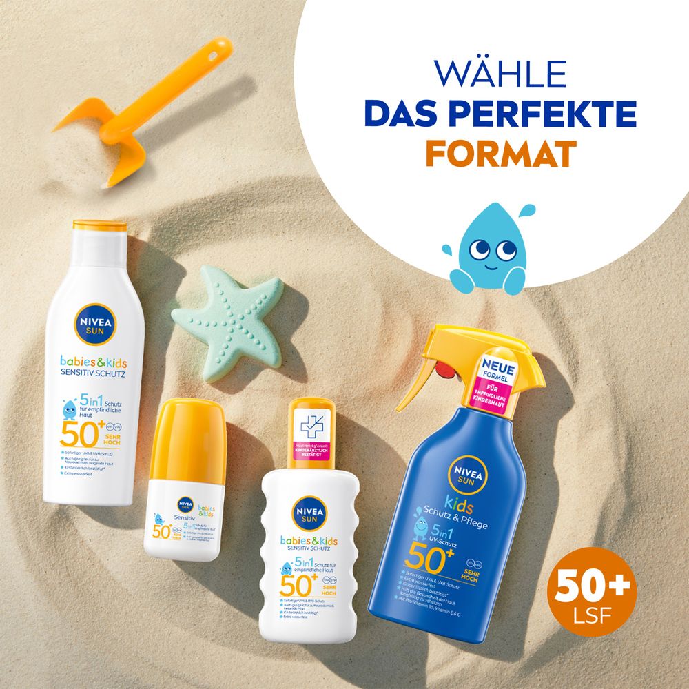 Auswahl an Nivea Sun Babies & Kids Sensitive Schutz LSF 50+ Formaten am Strand.
