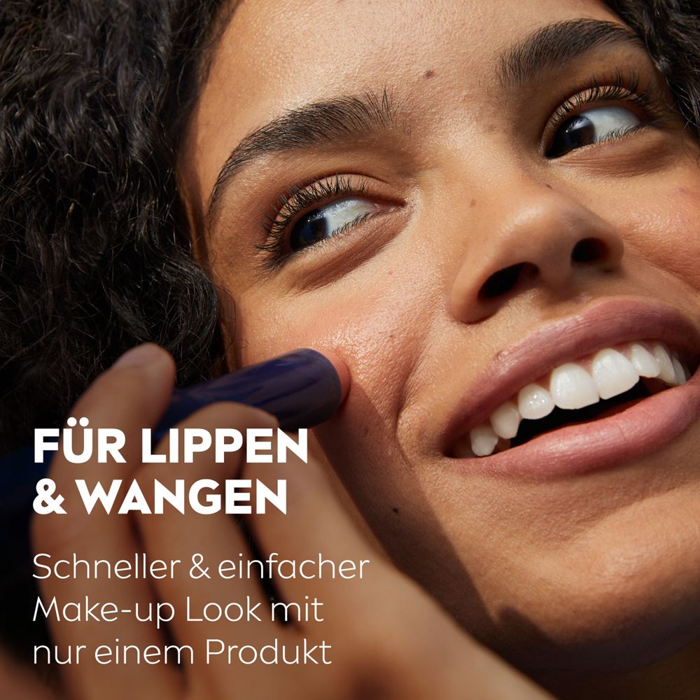Vier verschiedene Münder mit aufgetragenem Labello Caring Beauty NUDE, zeigt Wirkung auf allen Lippen.