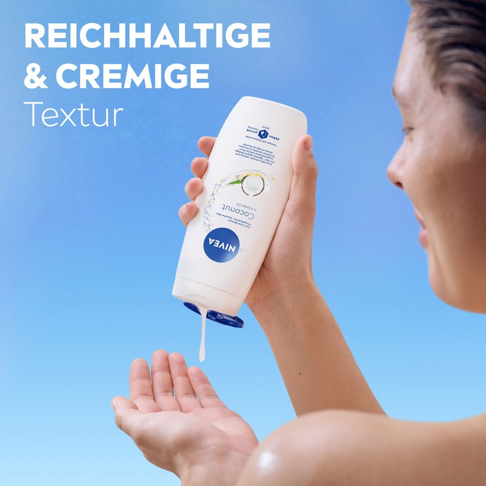 Weiße Nivea-Flasche mit Kokosnuss-Duschgel, das in eine Handfläche getropft wird.