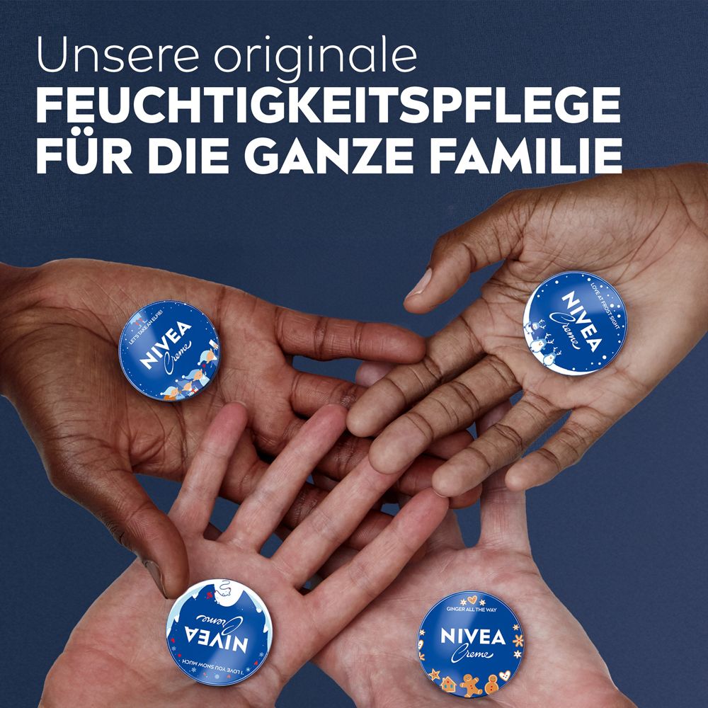 Vier Hände halten jeweils eine NIVEA Creme Dose mit verschiedenen Wintermotiven.