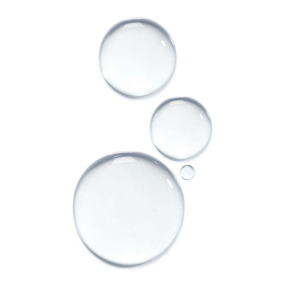 Drei klare Tropfen BIODERMA Sensibio H2O Mizellenwasser auf weißem Hintergrund.