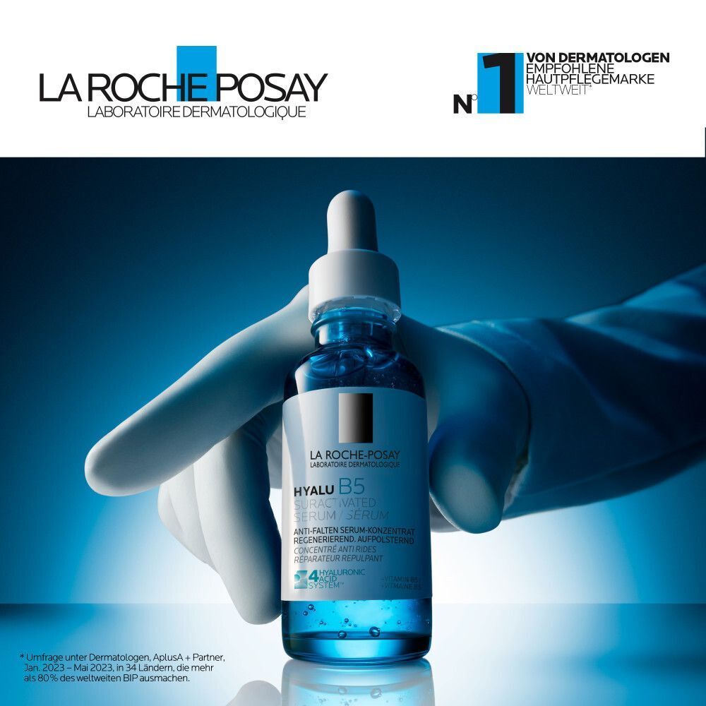 Hand in Handschuh hält eine Flasche La Roche Posay Hyalu B5 Serum. La Roche Posay Logo oben.