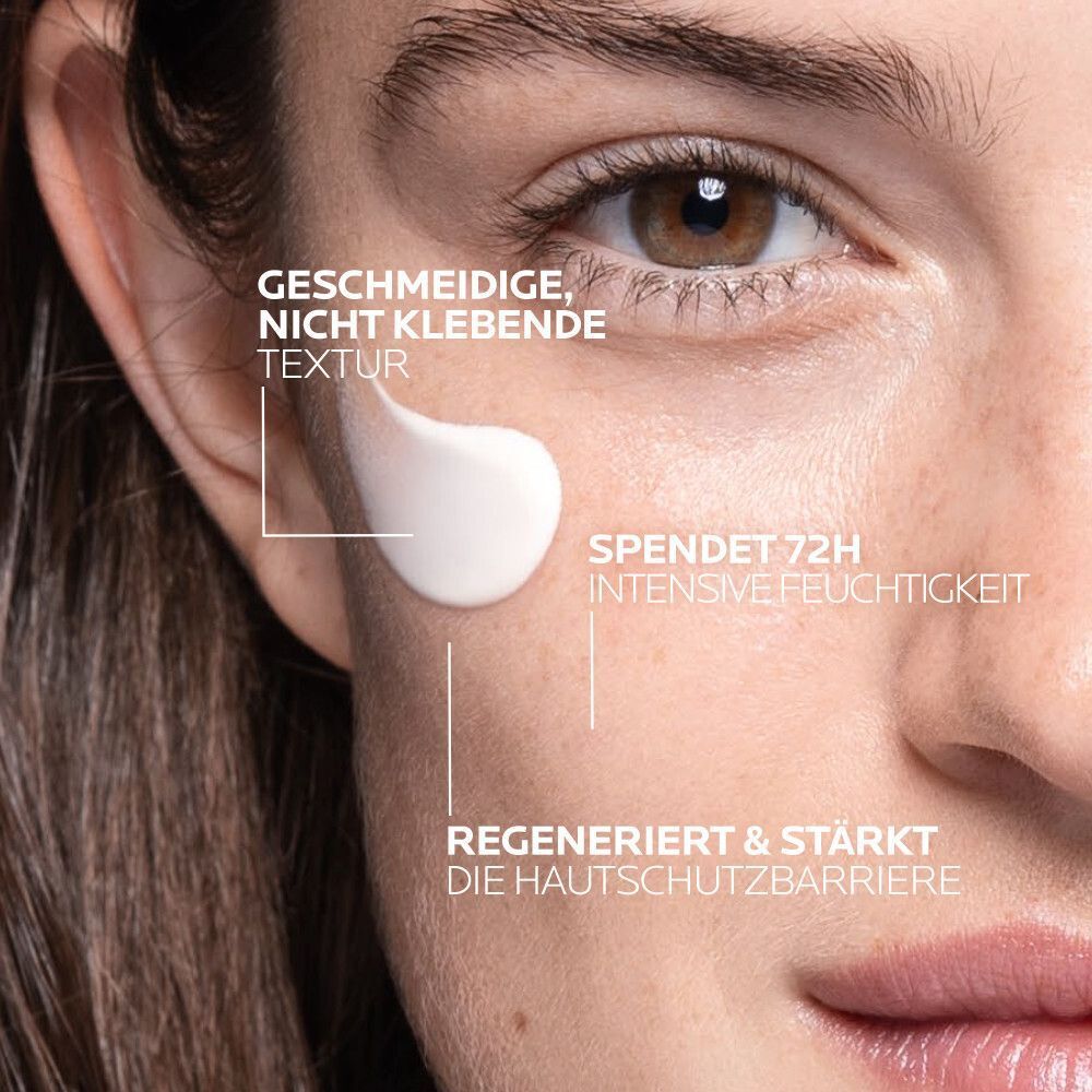 Nahaufnahme einer Frau, auf deren Wange La Roche Posay Hyalu B5 Suractivated Cream aufgetragen wird. Text über Feuchtigkeit.