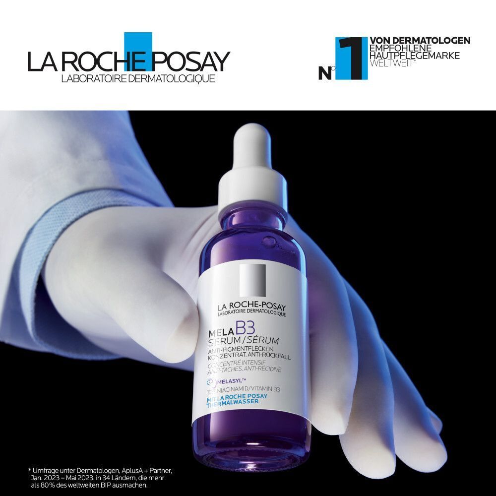 Eine Hand in einem weißen Handschuh hält eine Flasche La Roche Posay Mela B3 Serum. Logo und Siegel sind sichtbar.