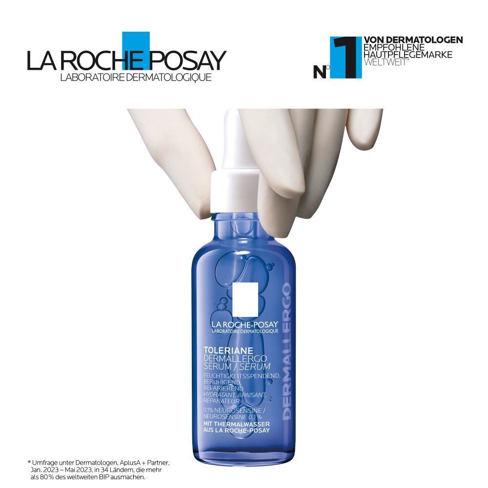 Hand mit Handschuh hält La Roche-Posay Toleriane Dermallergo Serum Flasche. "Von Dermatologen empfohlene Hautpflege-Marke".