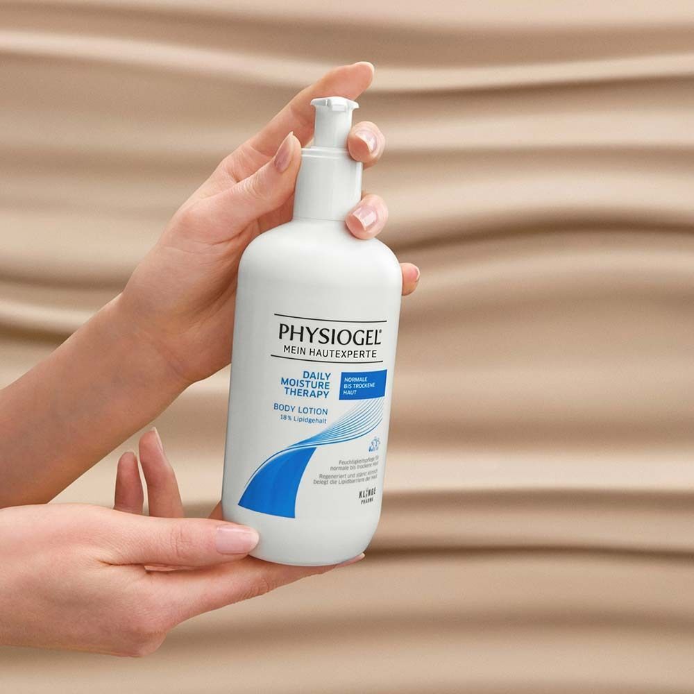 Hände halten einen weißen Pumpspender mit PHYSIogel Daily Moisture Therapy Body Lotion.