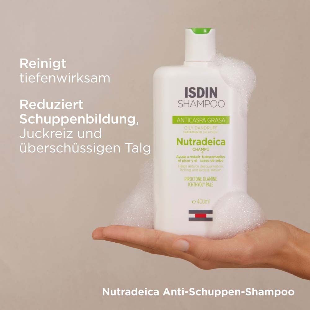 ISDIN Nutradeica Anti-Schuppen-Shampoo in einer Hand, umgeben von Schaum.