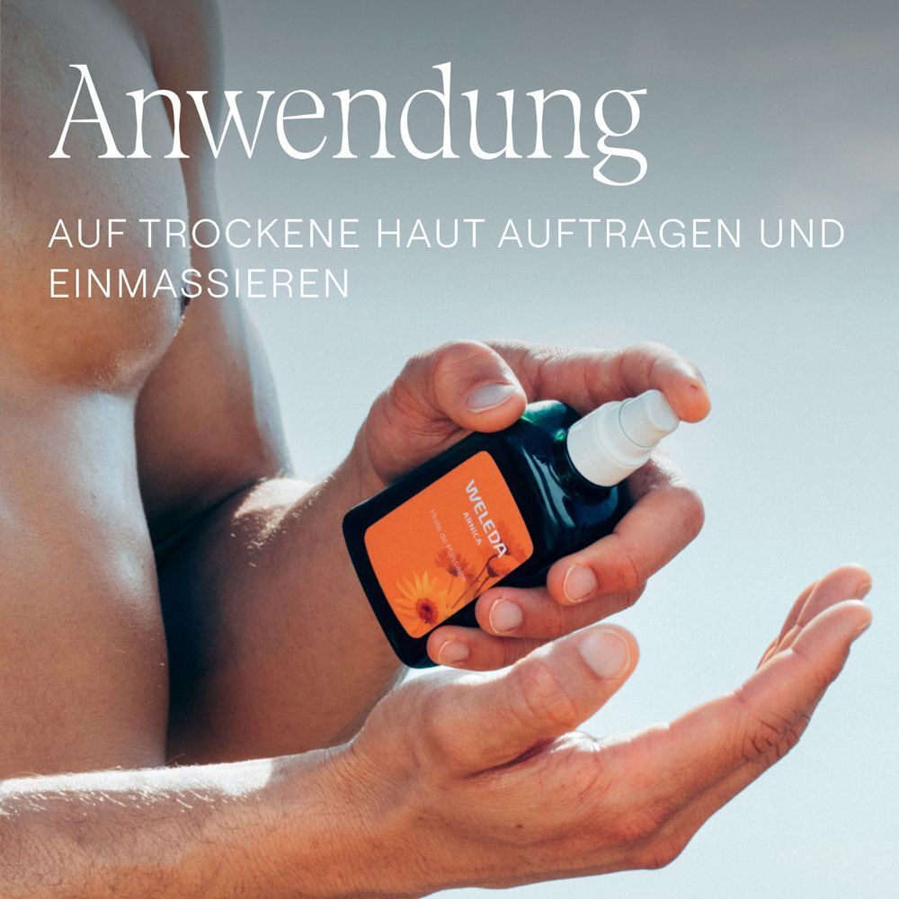 Hände halten eine Flasche Weleda Arnika Massageöl. Text: Anwendung auf trockene Haut auftragen und einmassieren.