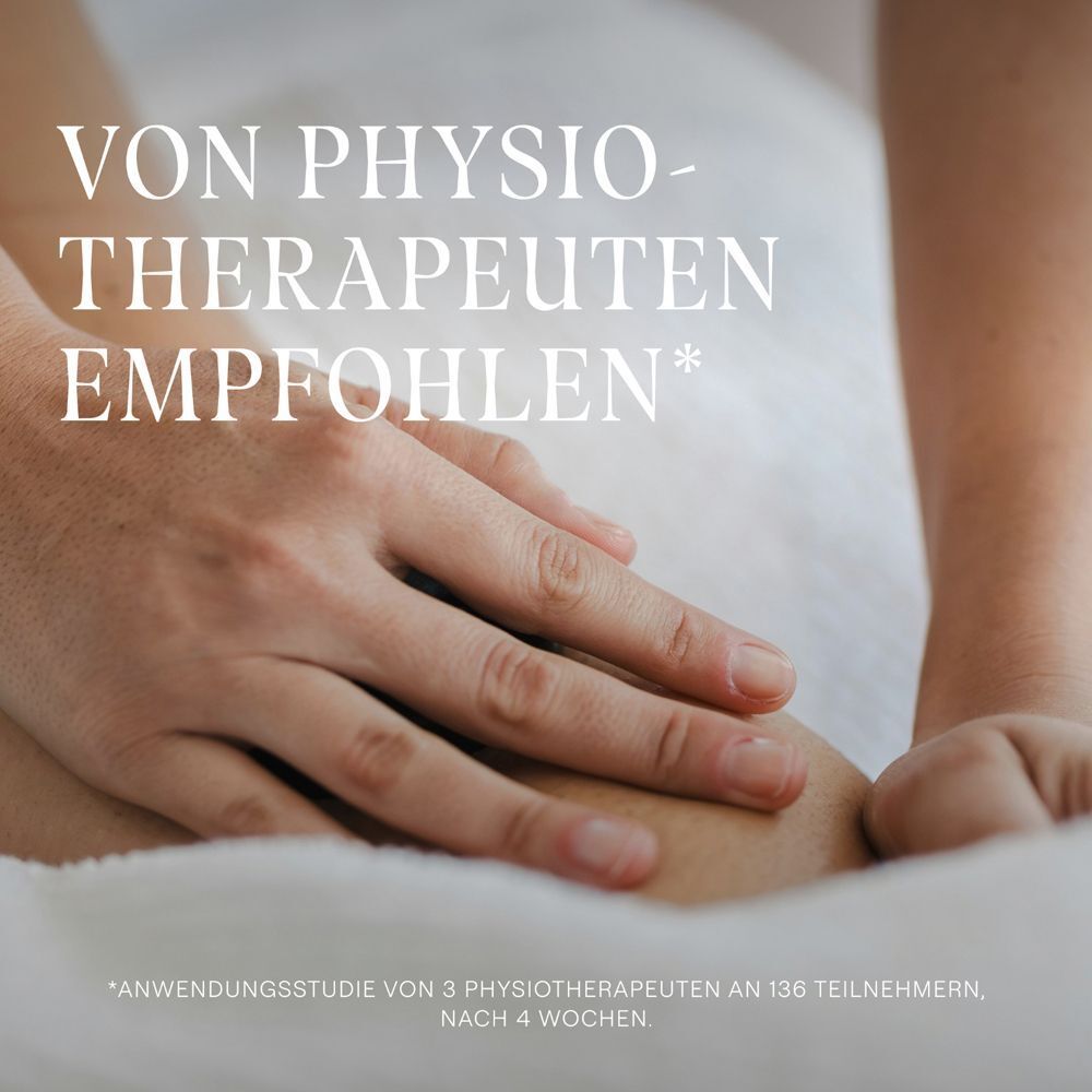 Nahaufnahme einer Massage durch Physiotherapeuten. Text: Von Physiotherapeuten empfohlen.