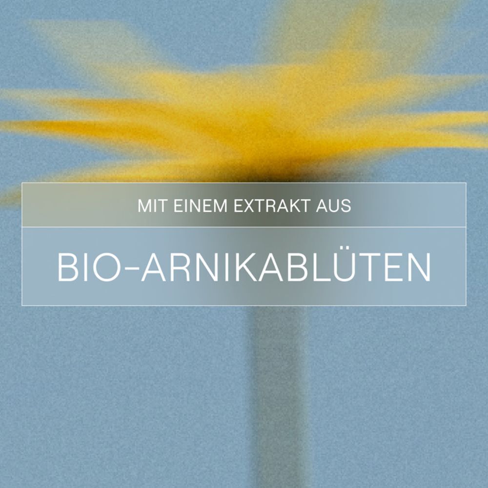 Nahaufnahme einer gelben Blume, wahrscheinlich Arnika. Text: Mit einem Extrakt aus Bio-Arnikablüten.