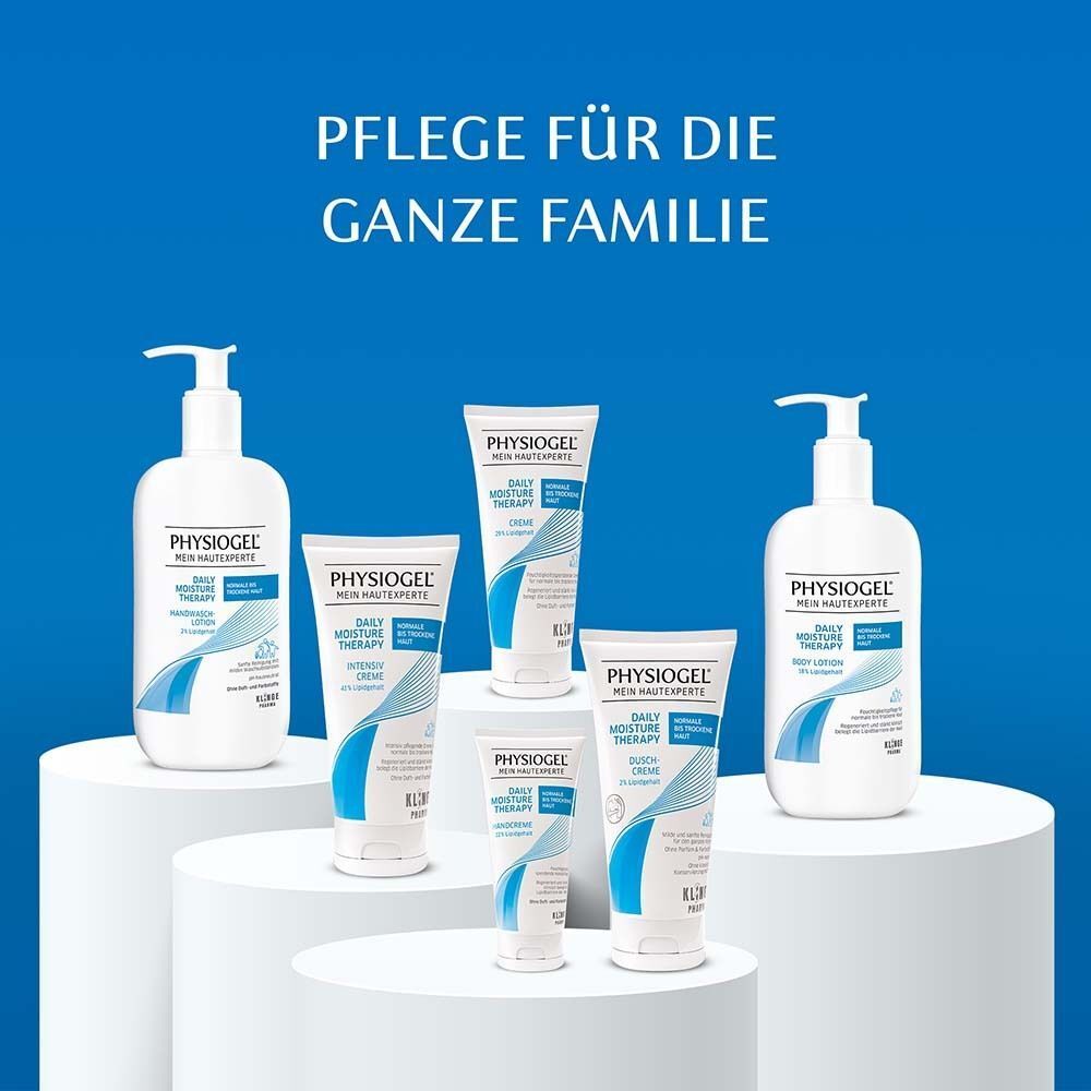 Mehrere PHYSIOGEL-Produkte, darunter Lotionen und Cremes, auf weißen Podesten präsentiert. Für die ganze Familie.