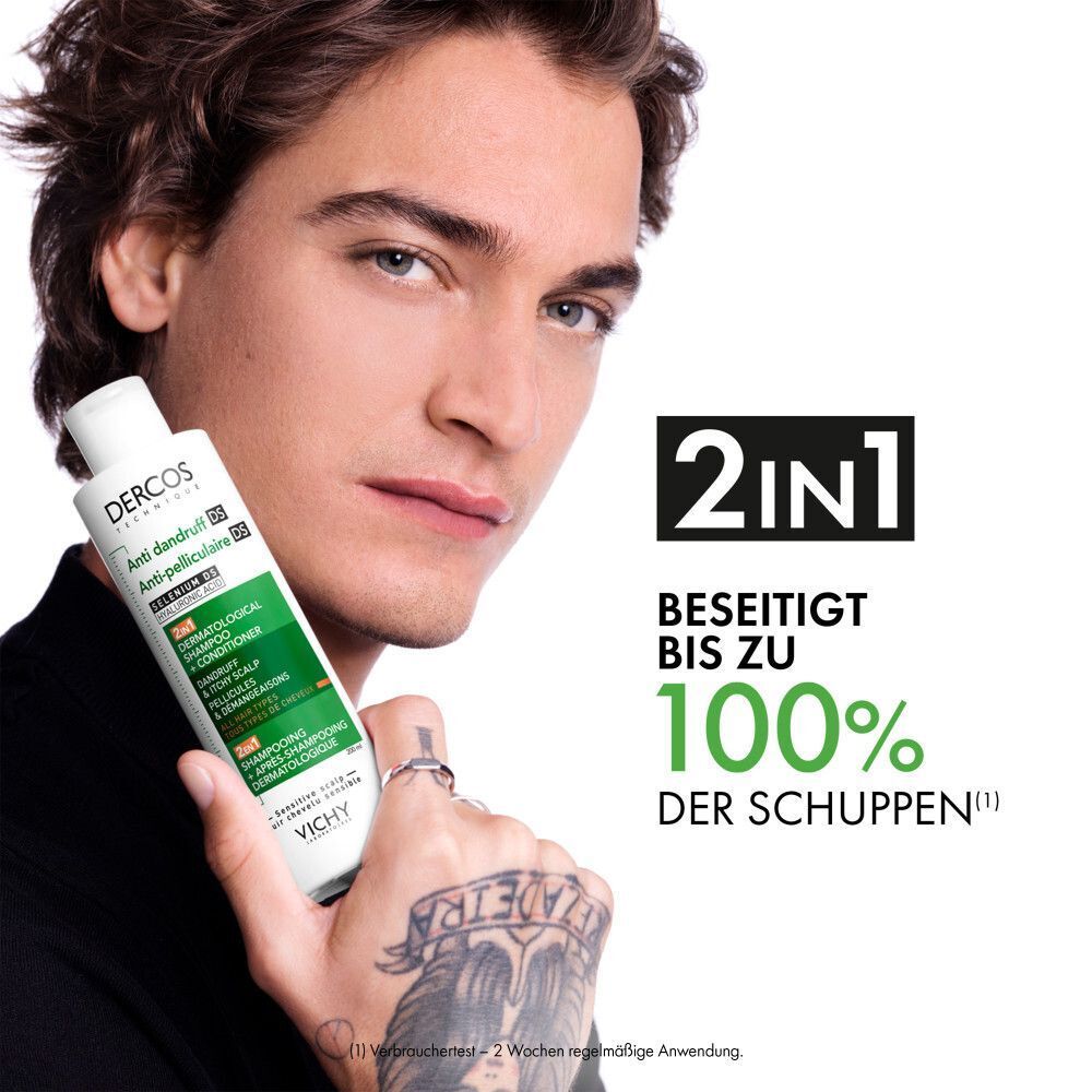 Mann hält eine Flasche Vichy Dercos Anti-Schuppen Shampoo. "2IN1" und "Beseitigt bis zu 100% der Schuppen" sind hervorgehoben.