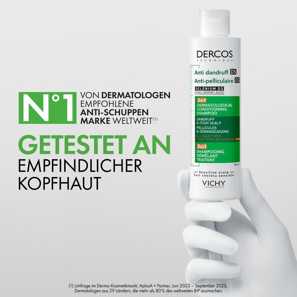 Eine Hand hält eine Vichy Dercos Anti-Schuppen Shampoo Flasche. Links steht 'Nr. 1 von Dermatologen empfohlene Anti-Schuppen Marke weltweit'.