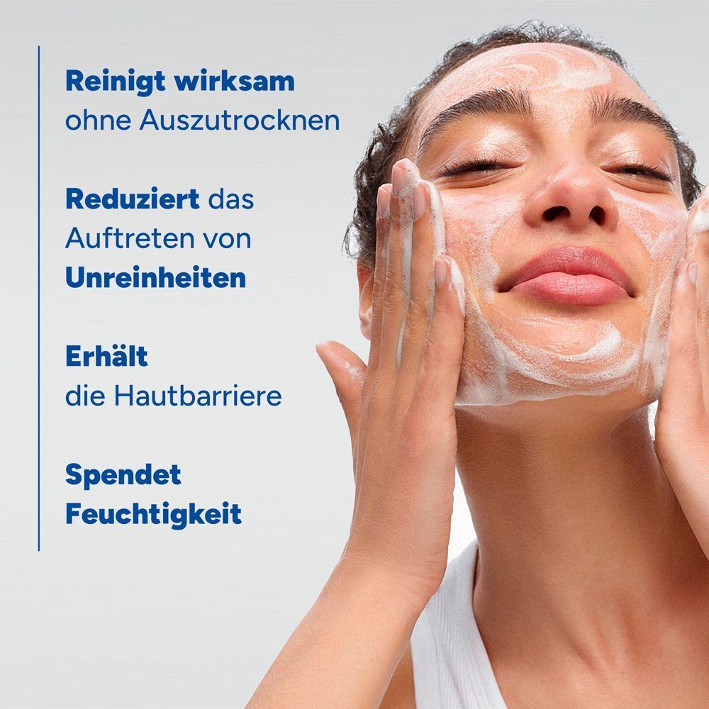 Frau reinigt ihr Gesicht mit schäumendem Ducray Keracnyl Waschgel.
