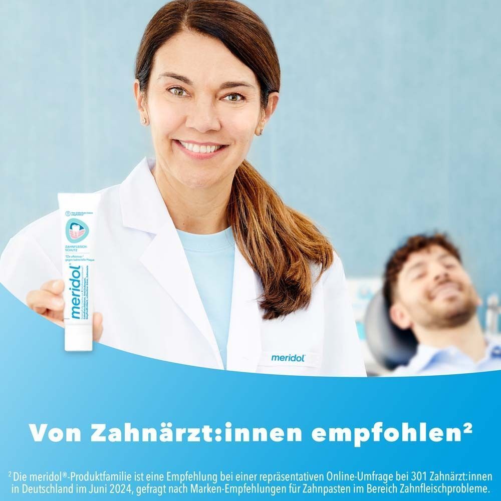 Zahnärztin hält meridol Zahnpasta; Produkt wird von Zahnärzten empfohlen.