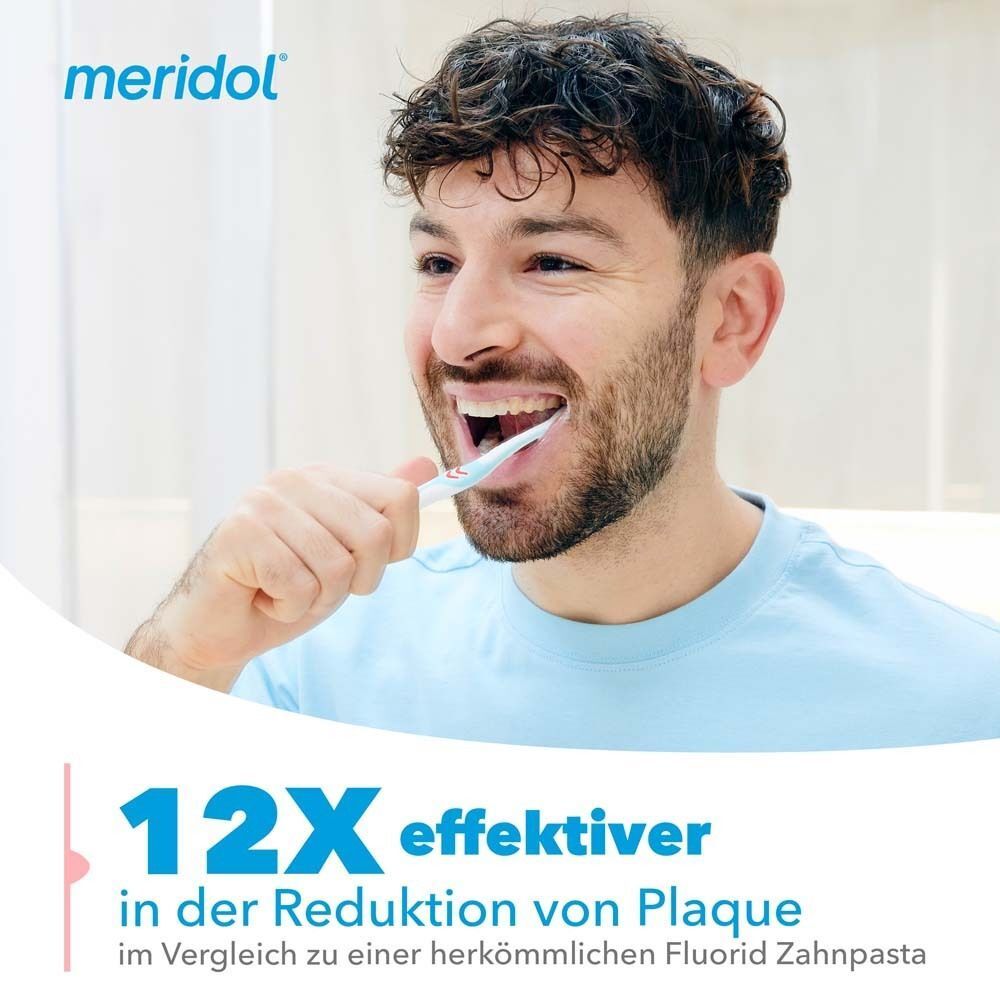 Mann putzt sich die Zähne mit Meridol Zahnpasta, 12x effektiver gegen Plaque.