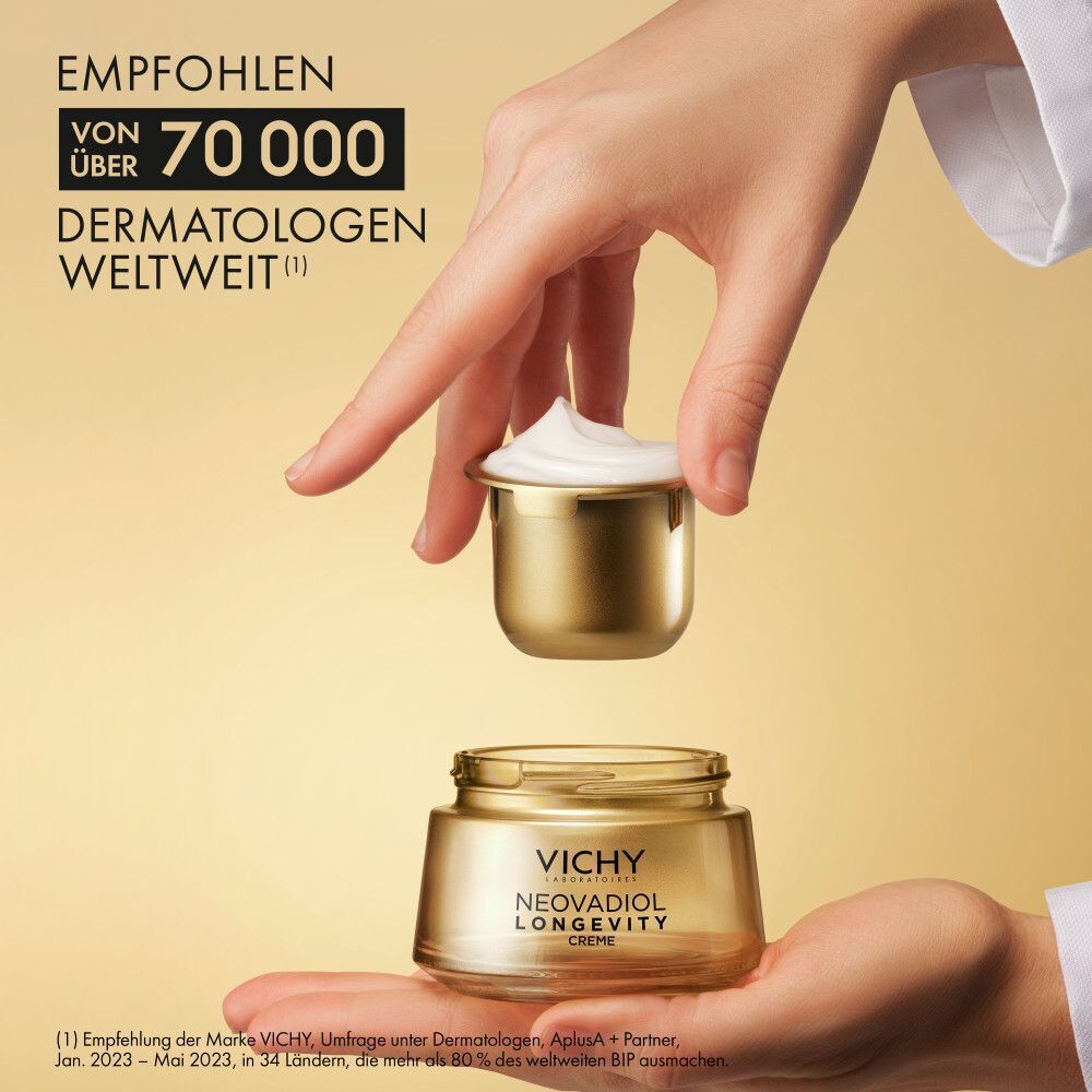 Hände zeigen einen nachfüllbaren Tiegel mit Vichy Neovadiol Longevity Creme.