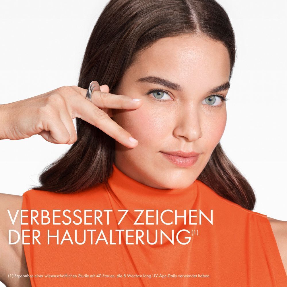 Frau mit einem Finger am Auge, um die Hautalterung zu zeigen. Vichy Capital Soleil UV-Age Daily LSF 50+.