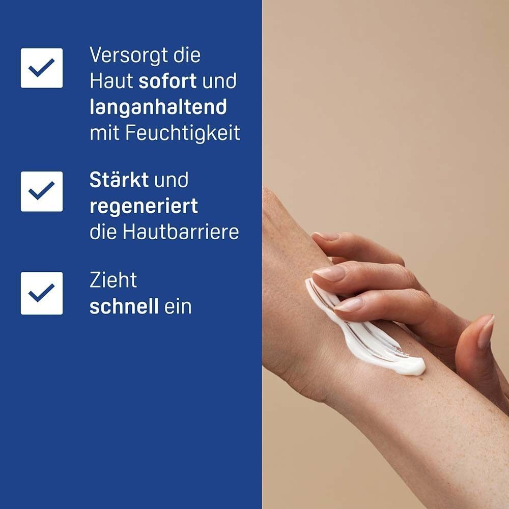 Creme wird auf einen Arm aufgetragen, neben Text über Feuchtigkeit und Hautbarriere.