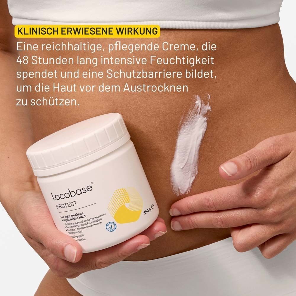Hand hält einen Tiegel Locobase Protect Intensiv-Pflegecreme neben einer aufgetragenen Creme auf der Haut.