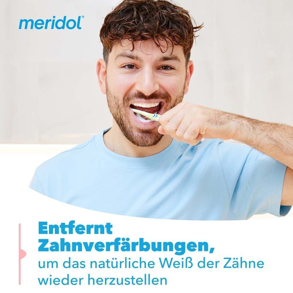 Mann putzt Zähne mit meridol Zahnpasta. Text: Entfernt Zahnverfärbungen, um das natürliche Weiß der Zähne wiederherzustellen.