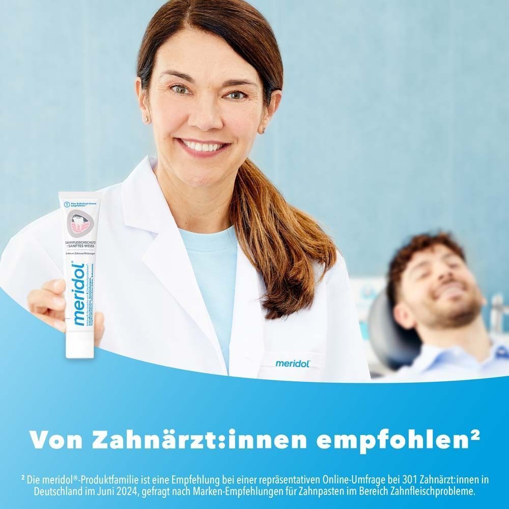 Zahnärztin hält meridol Zahnpasta. Hintergrund: Mann im Behandlungsstuhl. Text: Von Zahnärzt:innen empfohlen.