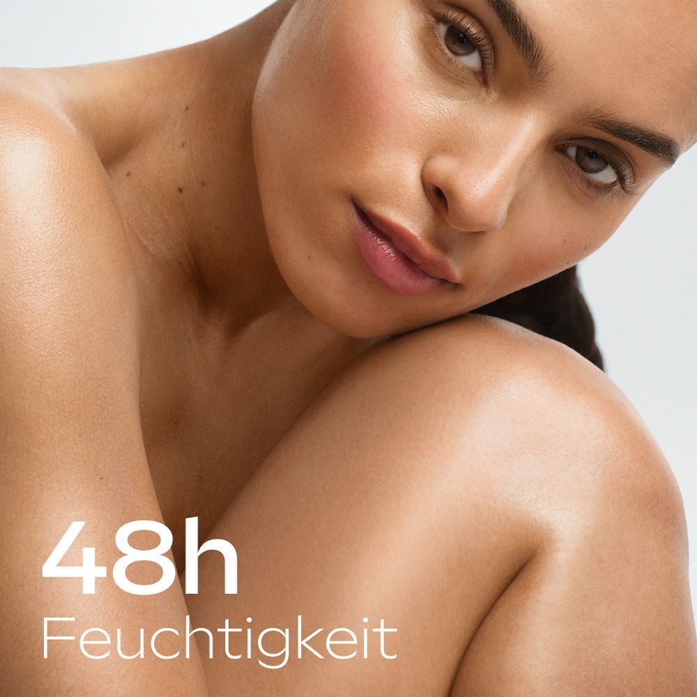 Frau mit Fokus auf Hautfeuchtigkeit, 48h Feuchtigkeit.