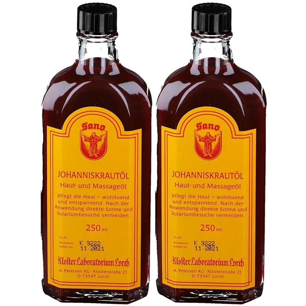 Zwei Flaschen Johanniskrautöl von Sano, je 250ml. Mit schwarzem Schraubverschluss und gelbem Etikett.