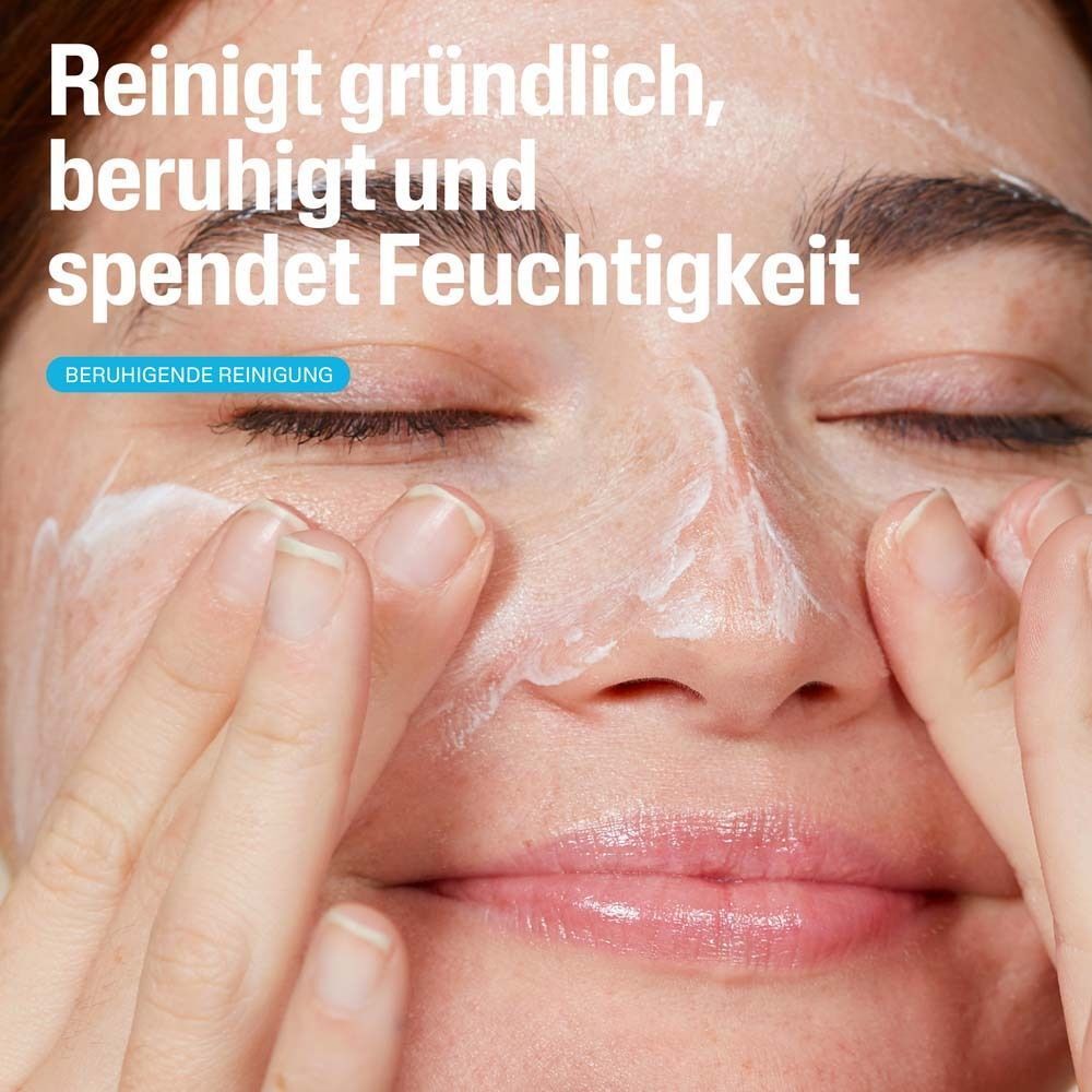 Eine Frau trägt Cetaphil Reinigungslotion auf ihr Gesicht auf.