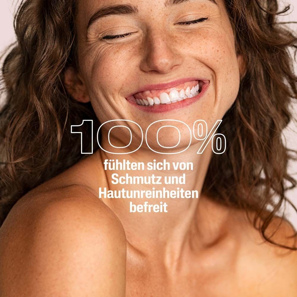 Lächelnde Frau mit reiner Haut, 100% befreit von Schmutz.