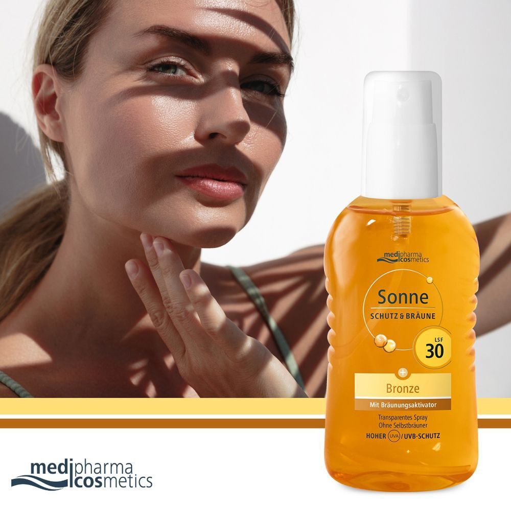 Frau im Sonnenlicht neben einer Flasche medipharma cosmetics Sonne Schutz & Bräune LSF 30.